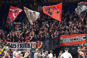 Mit 480 Fans zu Alba Berlin: Plätze für Fan-Zug der Niners Chemnitz sind ausverkauft - Ninersfans in der Berliner Uber Arena: Seit dem Aufstieg in die BBL begleitet die Chemnitzer Basketballer stets ein großer Tross in die Hauptstadt. In diesem Jahr mit einem Sonderzug.