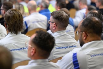 Mit 57 in Altersteilzeit: Wie VW Sachsen den vorzeitigen Ruhestand abpuffert und weshalb das dem Betriebsrat wichtig ist - Mitarbeiter von Volkswagen Sachsen bei einer Betriebsversammlung im Werk Zwickau.