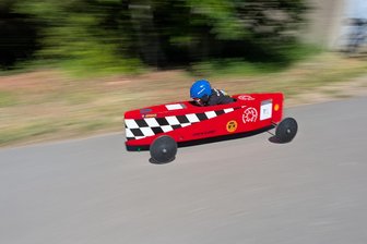 Mit 60 Sachen im Bobbycar: So rasant war das Seifenkistenrennen in Halsbach bei Freiberg - Beim Seifenkistenrennen in Halsbach zählte Geschwindigkeit.