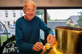 Mit 600 Blatt Gold: Erzgebirger verhilft Turmkugel von Wildbacher Kirche zu neuem Glanz - Heinz Schramm hat in seiner Schlosserei in Zschorlau die Kugel vom Turm der Wildbacher Kirche restauriert und neu vergoldet.