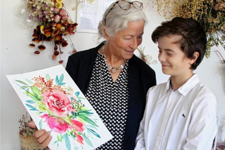 Mit 65 Jahren ein eigenes Atelier: Rentnerin aus dem Vogtland erfüllt sich einen Traum - Gabriele Koch mit Enkelsohn Colin (12). Er scheint das künstlerische Talent der Oma geerbt zu haben und verfasst bereits eigene Fantasy-Geschichten, von welchen die Oma total begeistert ist.