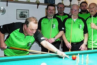 Mit 66 fängt das Fortuna-Leben an - Bernd Zika setzt vor den Augen seiner Kollegen René Herrde, Ralf Mann, Toni Herrde, André Friedrich und Frank Dittrich (v. l.) zum Stoß an. 