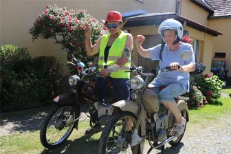 Mit 70 Jahren unterwegs auf Mopeds: Reuther Ehepaar mit zwei SR 2 beim großen Treffen am Wochenende in Kürbitz dabei - Karin und Berthold Müller aus Reuth sind beim SR 2-Treffen dabei.