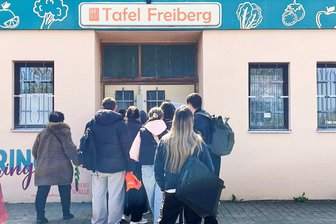 „Mit 8 Euro komme ich anderthalb Wochen hin“: Zu Besuch bei der Tafel in Freiberg - Beim letzten Ausgabetag der Tafel am Dienstag in Freiberg war viel los.