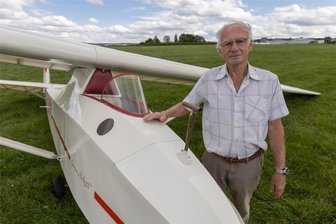 Mit 80 geht es für ihn noch immer hoch hinaus: Das ist der älteste Fluglehrer auf dem Auerbacher Flugplatz - Der 80-jährige Martin Johannes gehört zu den ältesten Vereinsmitgliedern und ist aktuell ältester von sechs Fluglehrern auf dem Auerbacher Flugplatz.