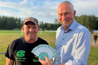 Mit 80 Helfern und einem Augenzwinkern: So rüstet sich der BSV Irfersgrün für den Pokalknüller gegen den Chemnitzer FC - Präsident Thomas Müller (rechts) und Jugendtrainer Rico Kaiser (links) vom BSV Irfersgrün präsentierten am Dienstag die druckfrischen Tickets fürs Sachsenpokalspiel der Vogtländer gegen den Chemnitzer FC.