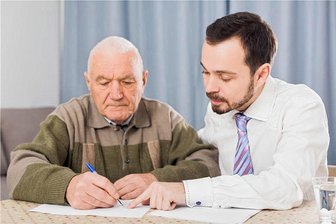 Mit 80 Jahren zu alt für einen Vertrag? - Und jetzt bitte nur noch schnell hier unterschreiben! Vor allem ältere Menschen lassen sich an der Haustür oft zu Verträgen drängen. 