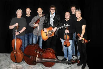 Mit 81 zurück auf Tour: Dieter „Maschine“ Birr spielt jetzt mit Geigen - Ex-Puhdys-Sänger Dieter Birr (mit Gitarre) geht mit einem Streicherquintett und einem Keyboarder auf Tour. Er präsentiert sowohl Hits von den Puhdys als auch Songs von seinen Solo-Alben.