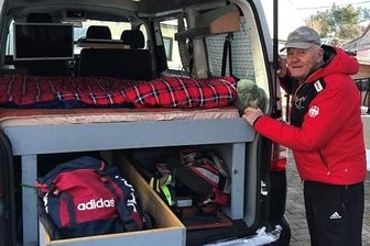 Mit 83 und Knieprothese: Skilangläufer aus dem Erzgebirge startet beim Wasalauf - Der Bus ist wie 2022 längst startklar: Werner Nauber, gelernter Tischler, hat sein fahrbares Heim für spezielle Reisen umgestaltet – mit Platz für Skiausrüstung natürlich, aber auch mit Liege, Heizung, herausziehbarer Materialkiste, Fernseher, Kochgelegenheit.