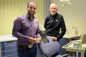 Mit 85 Jahren: Dienstältester Zahnarzt von Auerbach geht in Rente - Die Nachfolge ist gesichert: Für die beiden Zahnärzte Andreas Skibinski (rechts, 85) und Jan-Philipp Kunze (28) ist die schrittweise Praxisübergabe ab Dezember eine echte Win-win-Situation. Der eine kann sich nun sanft in den Ruhestand verabschieden, der andere kann langsam loslegen.