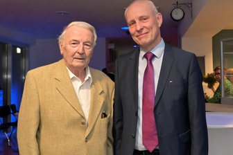 Mit 88 auf der Bühne: Handwerksmeister im Erzgebirge bekommt Stadtpreis in Gold - Elektromeister Kurt Morgner (l.) erhielt den Eibenstocker Stadtpreis in Gold. Die Laudatio auf ihn hielt Uwe Staab, ehemaliger Bürgermeister.
