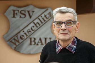 Mit 90 Jahren am Live-Ticker: Wie der Fußball den Weischlitzer Karl-Heinz Ebener auf Trab hält - Ein Leben für den Fußball: Karl-Heinz Ebener.