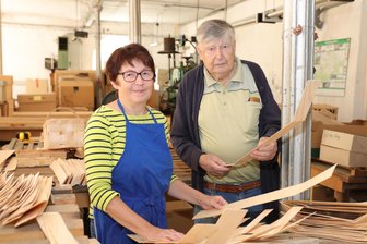 Mit 90 Jahren: Mit geballter Kraft erhalten Vater und Tochter eine besondere Tradition im Erzgebirge - Annette Rüffer und ihr Vater Gunter Härtel erhalten die Spankorbmanufaktur Gründstädtel.
