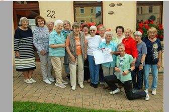 Mit 93 Jahren noch aktiv: Ehrung für Oelsnitzer Seniorensportlerin - Sabine Wunderlich dankte beim Treff der Sportgruppe Helga Wießmeier für ihre 33-jährige Treue.