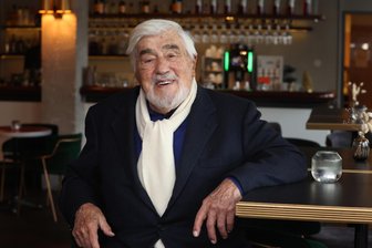 Mit 95 Jahren: Mario Adorf ist tot - Seine Karriere in Bildern - München, im Dezember 2023: Mario Adorf im Cafe des Arri-Kinos.