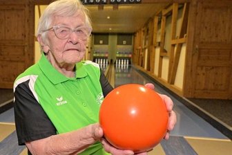 Mit 95 noch auf der Kegelbahn - Maria Wiedrich, Sachsens älteste Keglerin. 