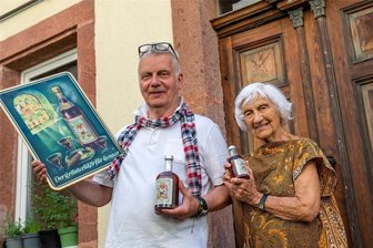 Mit 96 Jahren noch auf Arbeit: Rochlitzer Likör-Oma wacht über den Berggeist - Ingeborg Grimm (r.) verwaltet das Lager des Rochlitzer Berggeistes für ihren Sohn Matthias Grimm (l.)
