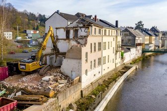 Mit Abriss verschwindet prägender Teil des Stadtbildes - Derzeit sind Mitarbeiter eines Abbruchunternehmens mit dem Abriss des Wohnhauses Freiberger Straße 15 beschäftigt. Das benachbarte Gebäude Freiberger Straße 13 soll folgen.