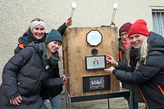 Mit Akkordeon und Klöppelsack, Fußball und Kanupaddel: Vereine bringen Leben in Alte Turnhalle Niederwiesa - Susanne Krause (v. l.), Jenny Rockstroh, Antje Raschke und Stefanie Göthel vom Förderverein Pfiffikids gehören zu den Organisatoren und bauen die Fotobox auf.