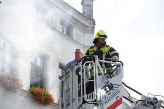 Mit Alarm beim Festakt: So feierte die Oelsnitzer Feuerwehr ihr 150-Jähriges - Die Freiwillige Feuerwehr rettete Oberbürgermeister Mario Horn (links) bei einer Rettungsübung am Rathaus in Oelsnitz aus seinem Büro.