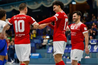 Mit Anlaufschwierigkeiten: HOT 05 baut in der Futsal-Bundesliga imposante Serie gegen den Hamburger SV aus - Dmytro Sorokin, Kim Herterich und Gian Carlo Sammut (von links) von HOT 05 jubeln über den Treffer zum 6:1-Endstand gegen den HSV.