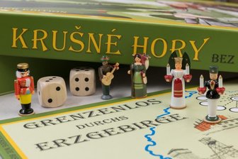Mit Anton Günther von Chemnitz nach Komotau: Neues Brettspiel macht Lust aufs Erzgebirge - In 70 Spielzügen durchs Erzgebirge: Die Liebhaberedition des Würfelspiels ist mit Miniaturen aus der Holzkunstwerkstatt Braun bestückt.