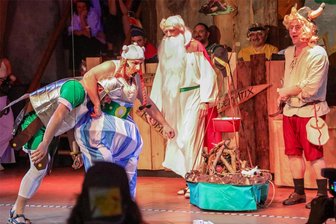 Mit Asterix, Obelix und Mückenspray: Faschingsvereine aus Ringethal und Rossau feiern bunt - Der Ringethaler Carnevalsverein (RCV) lud am Samstag zur Abendveranstaltung in den Ritterhof in Altmittweida ein. Das Motto der Saison lautet: „Mit Hinkelstein und Zaubertrank geht's am Mittelmeer entlang. Ganz Gallien brüllt wie wild Helau. Und mittendrin der RCV“.