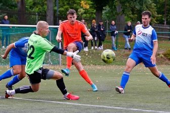 Mit Aufwind gegen starken Aufsteiger - Kai Wüstner (orangenes Trikot) schoss gegen Annaberg das Tor des Tages - vergab aber in dieser Szene eine weitere Großchance.