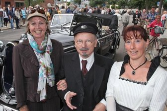 Mit August Horch & Co wieder auf Tour - August Horch und Fräulein Hermine (alias Bernd Göpfert und Simone Steinbach, rechts) werden am Sonntag im Rahmen der 10. August-Horch-Klassik erstmals dem Falkensteiner Güterschuppen einen Besuch abstatten. Start und Ziel der Oldtimer-Rundfahrt ist wie immer am August-Horch-Museum in Zwickau, im Bild eine frühere Tour, bei der August-Horch-Enkelin Heike Mueller (vorne links) vorbeischaute. 