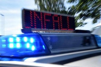 Mit Auto rückwärts in Zelt gefahren - 