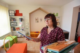 Mit Baby in die Bibliothek - Kultur-Sachgebietsleiterin Ramona Hofmann räumt Bücher, Spielzeug und andere Angebote ein. Geöffnet wird das Kulturhaus nach Bedarf.