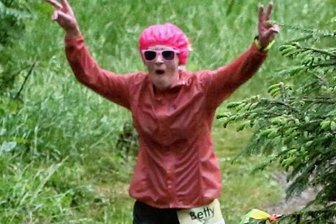 Mit Baby über Stock und Stein - Spaß trotz miesen Wetters dank Badekappe: Betty Jerke gehörte beim Sachsen-Trail zu den Prologteilnehmern. 