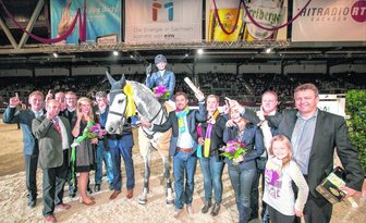 Mit Baby und Top-Pferd im Glück - So sehen Sieger aus: Die Dänin Charlotte von Rönne und ihr 13-jähriger Hengst Cartani als Sieger des Großen Preises von Sachsen wurden gestern von Zuschauern und Freunden des Pferdesports in der Messe Chemnitz begeistert gefeiert. Spontan stellten die Gewinnerin und Gratulanten das Motiv der neuen Werbekampagne der "Freien Presse" nach. Wir wollen Spuren hinterlassen - und das nicht nur auf den Fingern unserer Leser.