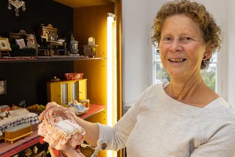 Mit Badeofen und Nähmaschine: Erzgebirgerin erschafft Mini-Wohnwelten in Puppenstuben - Marlene Schreiter hat ein Faible für Puppenstuben, Kaufmannsläden und deren Ausstattung. Nun baut sie eine Ausstellung im Turmmuseum Geyer auf. Am 21. November soll sie eröffnet werden.