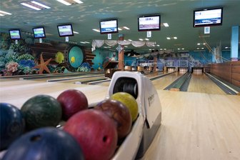Mit Bällen, Kugeln und Rouladen: Wie das Sportcenter am Fichtelberg neu durchstarten will - Gleich neben diesen sechs Bowlingbahnen warten im Sportcenter am Fichtelberg vier Kegelbahnen auf die Besucher.