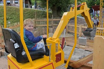 Mit Bagger und Turmkran: Wurzelrudis Erlebniswelt in Eibenstock öffnet neue Attraktion - Der vierjährige Moritz Wätzold aus Dresden hat die neue Attraktion in Eibenstock getestet und ist begeistert.