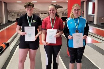 Mit Bahnrekord zum Bezirkstitel - Kegeln, Bezirksmeisterschaft 2022: Frances Frölich (SV Saxonia Bernsbach), Franziska-Stefanie Burkhardt (KV Neudorf) und Julia Meisel (KSV Hainichen, v. l.) gewannen die Medaillen in der U 18 der Mädchen. 