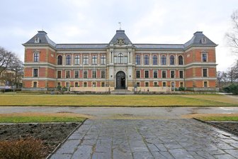 Mit Baseballschläger auf schlafenden Sohn (10) eingeschlagen: Mutter in Zwickau vor Gericht - Am Landgericht Zwickau wird über den Antrag auf Sicherungsverfahrung verhandelt.