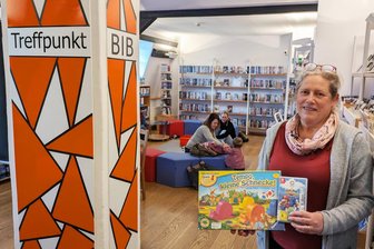 Mit Beamer und Gemütlichkeit: Zschopauer Bibliothek will mehr jüngere Menschen anlocken - Leiterin Silke Dost im neuen Multifunktionsbereich der Zschopauer Stadtbibliothek.