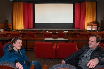 Mit Bedacht: Kleine Kinos in Chemnitz bereiten Öffnung ab Februar vor - Maret Wolff, Inhaberin des Kinos Metropol zu Besuch bei Thilo Götz im Clubkino Siegmar. Noch ist es dort bitterkalt, denn solange geschlossen ist, wäre es viel zu kostspielig, die Heizung anzuwerfen. Seit Corona schmieden die beiden Kinoleiter auch mal gemeinsame Pläne, trotz Konkurrenz. 