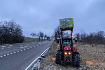 Mit Bemmebüchse und Thermoskanne: Der einsame Protestler von Neumark - Einsamer Protest an der Neumarker Ortsumgehung.