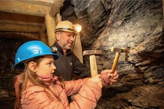 Mit Bergeisen und Schlegel: Das neue Angebot für Kinder im Alaunbergwerk - Steffen Gebhardt, Schatzmeister der Vogtländischen Bergknappen, mit Enkelin Nora Zaumzeil in der neuen Schlegelstube. Dort können auch die Jüngsten mit Bergeisen und Schlegel Gestein herausschlagen.