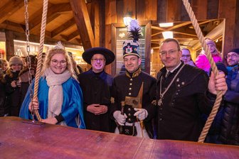 Mit Bergparade und Steigerlied: Freiberg läutet Weihnachtsruhe ein - Laura Schröter, Bergknappe Daniel, Heiko Götze und OB Sven Krüger (v.l.) läuteten die Weihnachtsruhe ein.