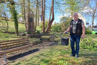 Mit Besen und Einsatz: Augustusburg lädt zum Frühjahrsputz ein - Timo Ahnert, hier am Mulfinger-Denkmal, hofft auf viele Teilnehmer bei der Putzaktion.