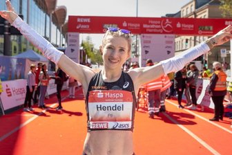 Mit Bestzeit: Reichenbacherin glänzt beim Hamburg-Marathon - Kristina Hendel hat bei ihrem ersten großen City-Marathon Grund zur Freude. Die Strapazen der 42,195 Kilometer bei nicht leichten Bedingungen in Hamburg sind der Reichenbacherin kurz nach der Zielankunft nicht anzusehen.