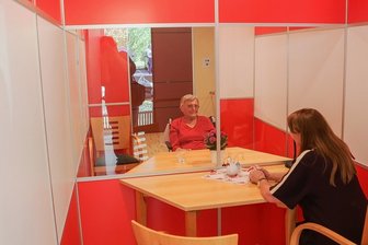 Mit Besuchsboxen öffnet sich ein Chemnitzer Pflegeheim für Angehörige - Wieder Verbindung mit der Außenwelt: Elfriede Liebscher (81), Bewohnerin des Pflegeheims Matthias-Claudius-Haus in Chemnitz, sprach in einer Besuchsbox mit Gesundheitsministerin Petra Köpping.