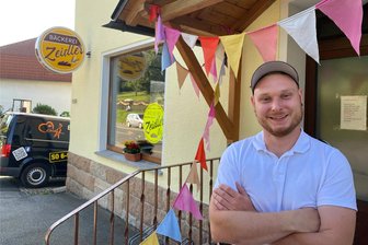 Mit bewährten und neuen Rezepten: Wie ein Auerbacher die Bäckerei Zeidler in Unterheinsdorf retten will - Neues Gesicht in Unterheinsdorf. Der Auerbacher Bäckermeister Steve Brasch haucht der Bäckerei Zeidler neues Leben ein.