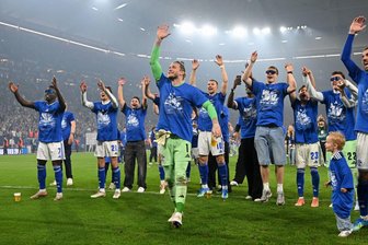 Mit Bier auf dem Rasen: Schalke feiert Bundesliga-Rückkehr - Grenzenloser Jubel bei Bundesliga-Rückkehrer FC Schalke 04.