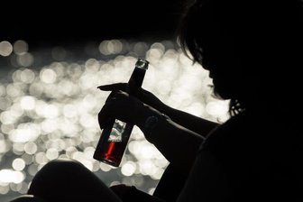 Mit Bierflasche in der Hand zu Polizeikontrolle -