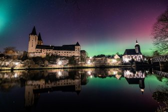Mit Bildergalerie: Spektakuläre Polarlichter in der Nacht über Chemnitz und Sachsen - Polarlichter über dem Schloss Rochlitz.